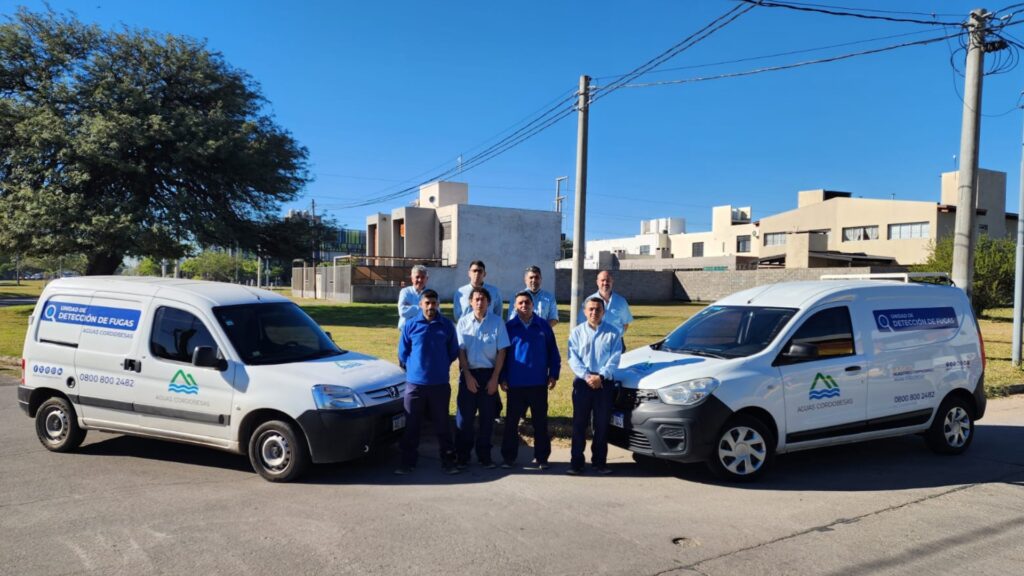 La empresa utiliza tecnología acústica de alta precisión y equipos especializados para localizar pérdidas que no se observan en superficie y optimizar el funcionamiento del sistema de distribución.