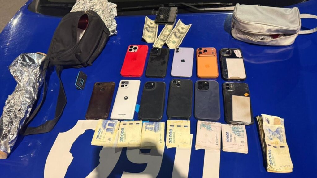 Dos jóvenes fueron detenidos en barrio General Paz tras una investigación iniciada por el robo de un celular en el Centro. La Policía encontró además otros dispositivos, un inhibidor de alarmas y dinero en efectivo.