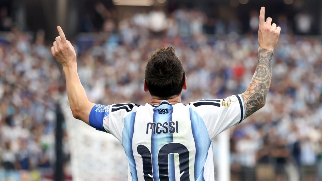 Con un doblete de su capitán, la selección selló su clasificación en el Grupo J del Mundial 2026. Lionel Messi alcanzó los 18 goles y superó al alemán Miroslav Klose como máximo artillero histórico de las Copas del Mundo. La nota amarga fue la salida de
