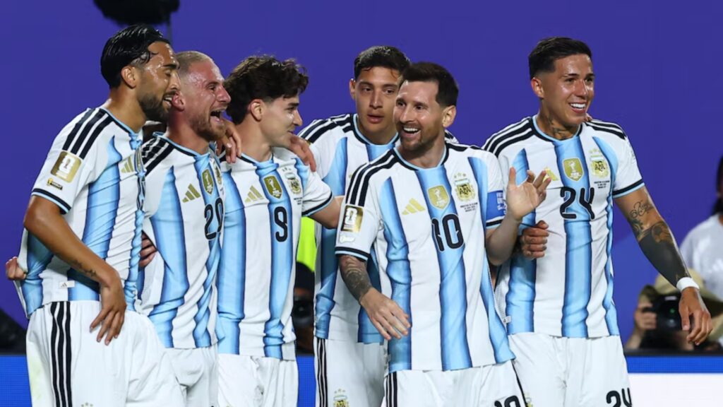 Con una actuación magistral del capitán, la Selección Argentina venció 3-0 a Argelia en el inicio del Mundial 2026. El 10 alcanzó los 16 goles y se convirtió, junto al alemán, en el máximo artillero de la historia de las Copas del Mundo.