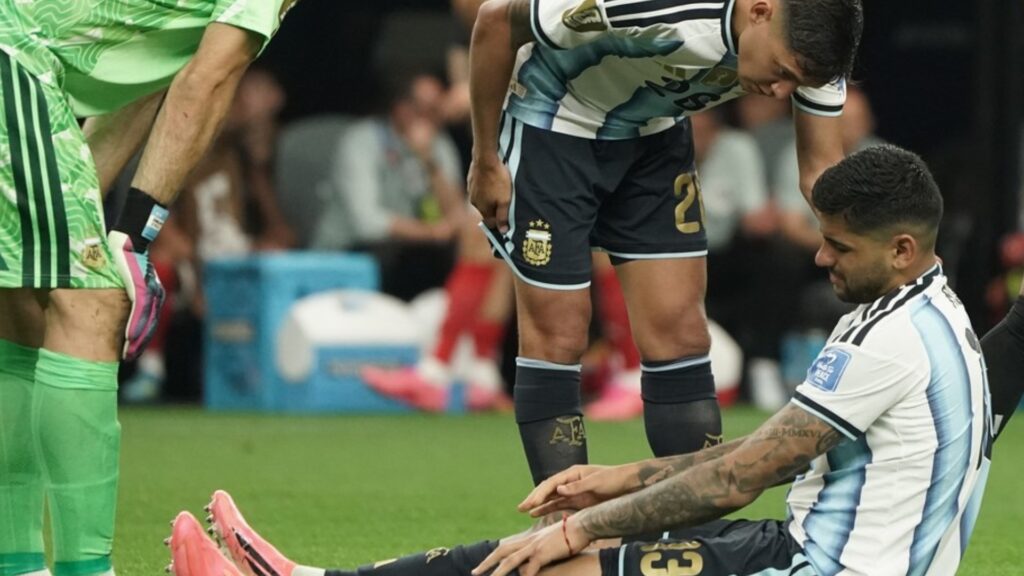 El defensor de la Selección Argentina dejó la cancha en el segundo tiempo por una molestia en la rodilla derecha. Aunque transmitió tranquilidad, será sometido a estudios para determinar el alcance de la lesión.