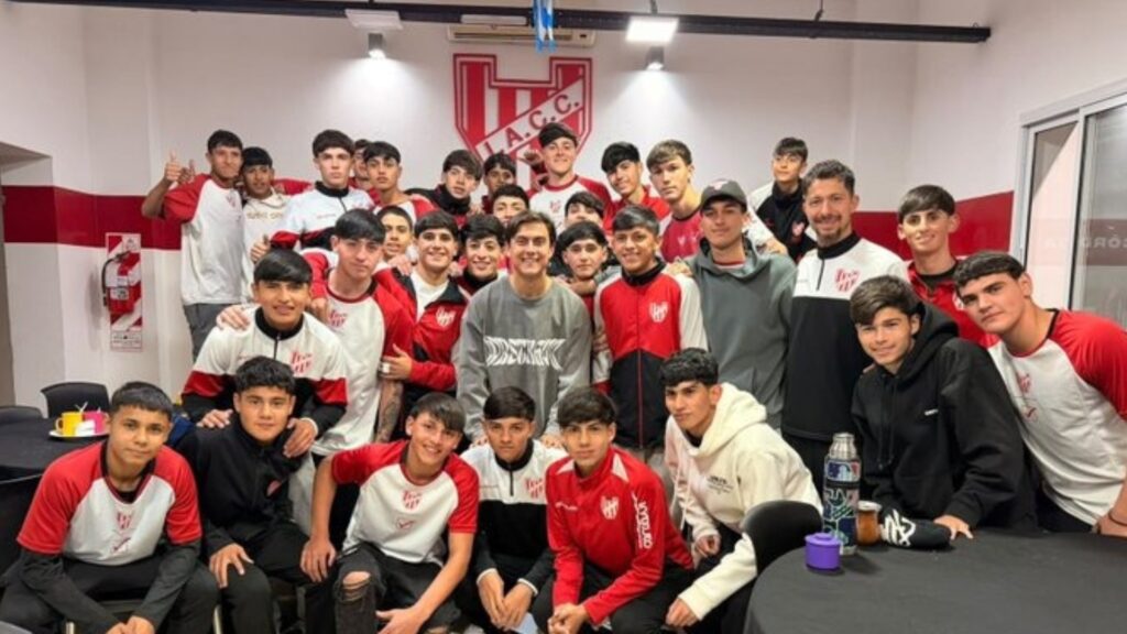 El campeón del mundo visitó el predio donde se formó como futbolista, compartió un momento con los juveniles y recibió una cálida bienvenida de la institución que lo vio dar sus primeros pasos.