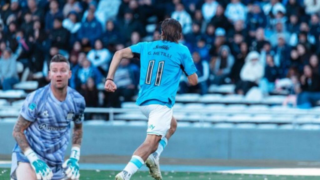 El volante Francisco González Metilli todavía no llegó a un acuerdo con Belgrano para renovar su contrato, que vence en diciembre. Ante la falta de avances en las negociaciones, la dirigencia analiza separarlo del plantel profesional hasta que se resuelva su situación.