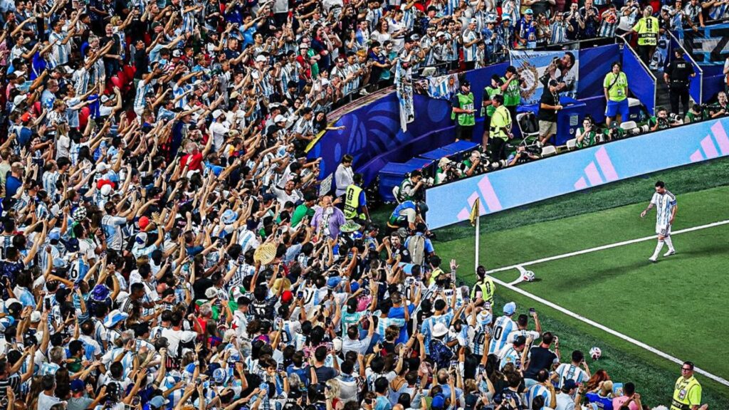 Con un hat-trick histórico ante Argelia, el capitán argentino alcanzó a Klose como máximo goleador de los Mundiales y se convirtió en el primer futbolista en disputar seis ediciones. A días de cumplir 39 años, repasamos las marcas que pulverizó en su debut.