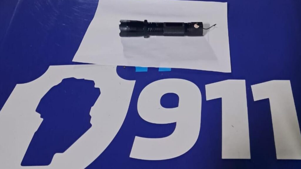 La sospechosa, de 37 años, también habría amenazado a un maletero e intentó quitarle el arma menos letal a una agente durante el procedimiento.