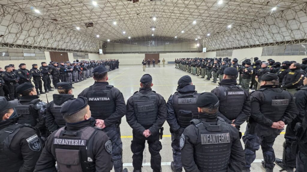 Los procedimientos se realizan en distintos sectores de la ciudad en el marco de múltiples investigaciones judiciales. Secuestraron armas, drogas, vehículos y dispositivos tecnológicos.