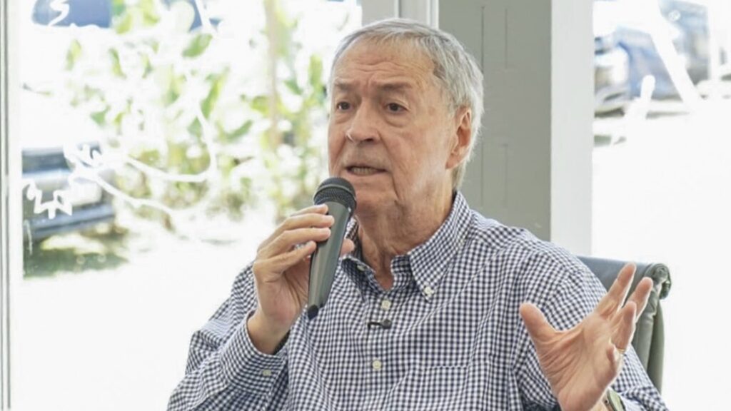 El exgobernador de Córdoba se sumó a los cuestionamientos de distintos sectores de la oposición luego de que el jefe de Gabinete presentara rectificaciones patrimoniales que incorporan más de medio millón de dólares vinculados a inversiones en criptomonedas.
