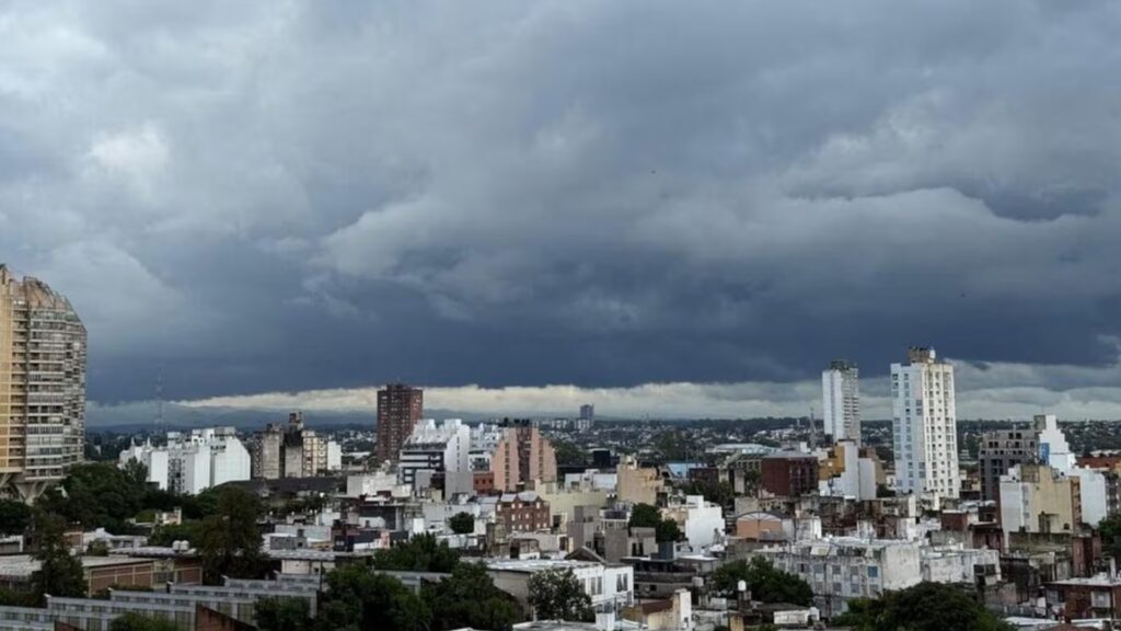 El Servicio Meteorológico Nacional emitió un alerta amarillo para distintos sectores de la provincia. Se esperan lluvias intensas, actividad eléctrica, ráfagas y posible caída de granizo.