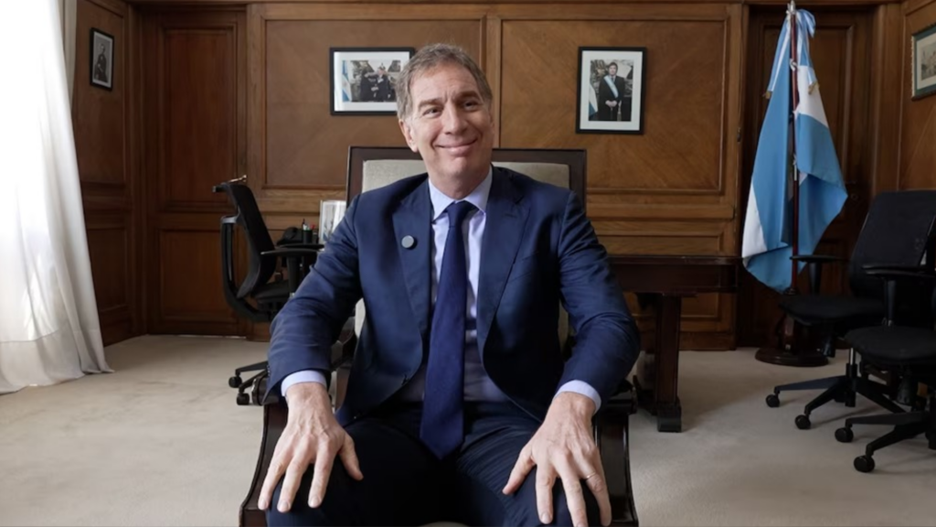 Javier Milei confirmó que Diego Santilli será el nuevo jefe de Gabinete en reemplazo de Manuel Adorni. La jura está prevista para el martes a las 16 y el Gobierno prepara una reorganización interna con foco en la negociación política