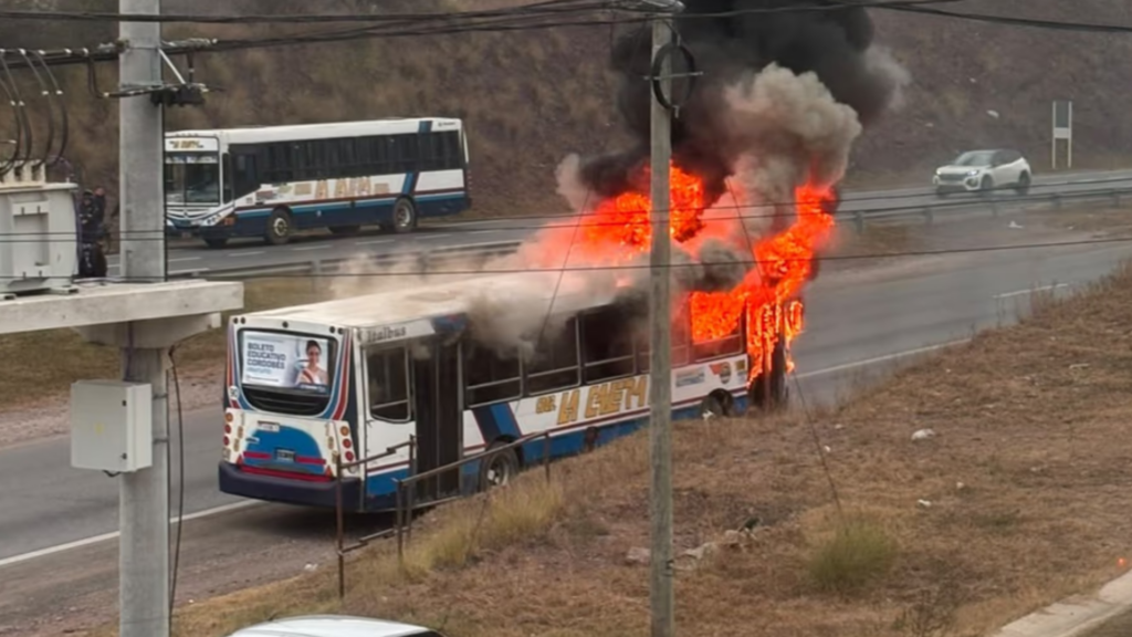 El incendio ocurrió sobre la ruta E-55, a la altura de barrio La Cuesta Colorada. El colectivo sufrió un desperfecto eléctrico y no hubo heridos