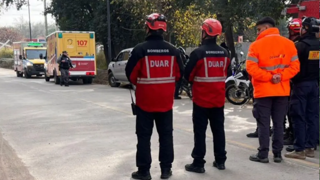 Un operario de una empresa de fibra óptica murió tras recibir una descarga eléctrica mientras trabajaba en barrio Zepa. Bomberos intervino en el lugar y se investigan las circunstancias del hecho
