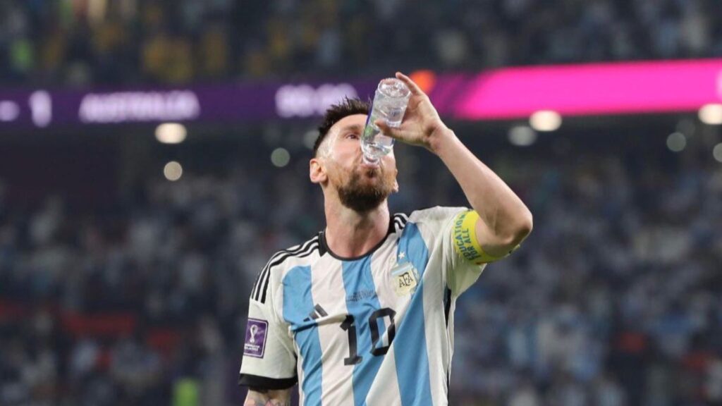 El Mundial 2026 nos trae varias curiosidades: pelotas inteligentes, 48 selecciones y las famosas pausas de hidratación, hoy conocidas como “cooling breaks”.