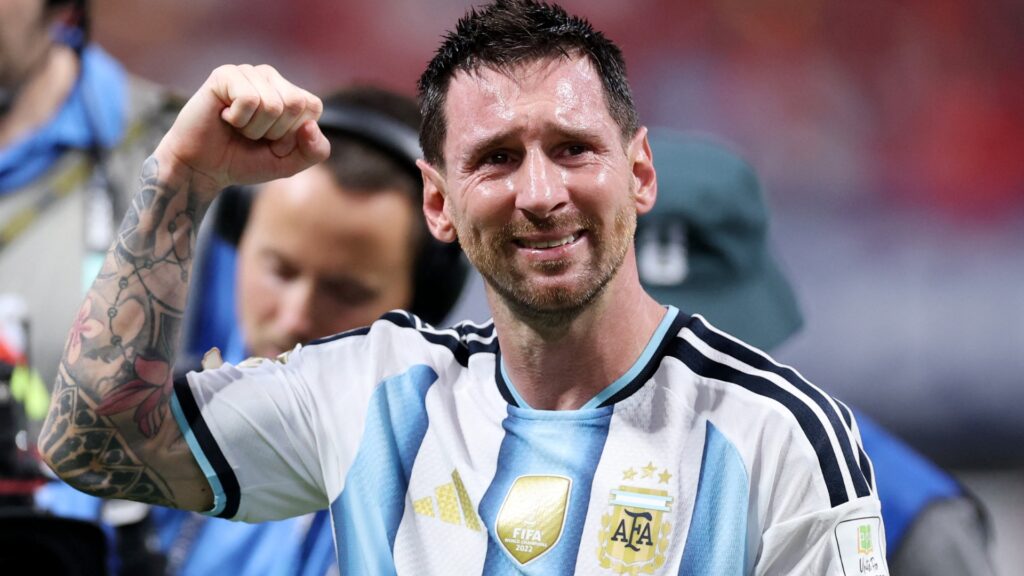 En una jornada que bordeó la tragedia deportiva, la Albiceleste revirtió un 0-2 en contra frente a los Faraones con goles de Cuti Romero, Lionel Messi y un cabezazo agónico de Enzo Fernández en el tiempo de descuento, sellando su pase a los cuartos de final.