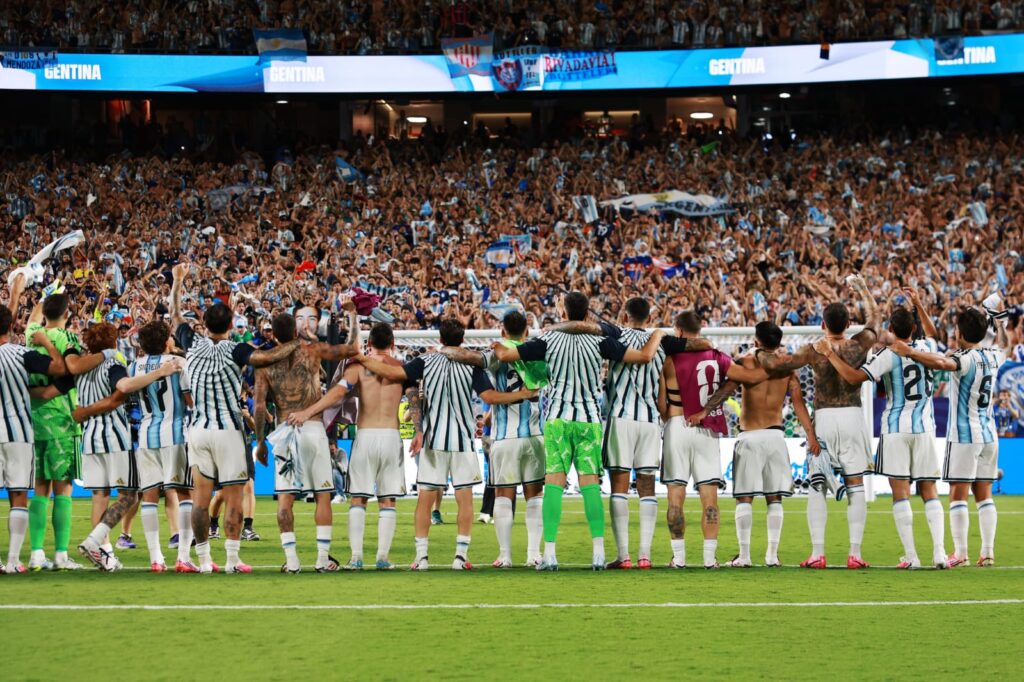 La Scaloneta quedó a sólo dos partidos de defender con éxito la corona obtenida en Qatar 2022 y mantiene intacto el sueño de conquistar un nuevo título mundial.