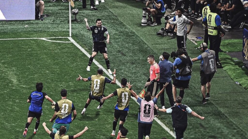 La Selección de Lionel Scaloni derrotó 2-1 a Inglaterra en una semifinal inolvidable, revirtió el marcador en los minutos finales y jugará este domingo la final del Mundial 2026 frente a España. Si conquista el título, la Albiceleste se convertirá en la primera selección en ganar dos Copas del Mundo consecutivas desde la creación del certamen.