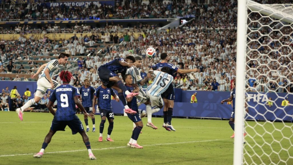 En una batalla épica de 120 minutos disputada en Miami, la Selección Argentina logró superar la durísima resistencia de Cabo Verde. Con goles de Lionel Messi, Lisandro Martínez y el