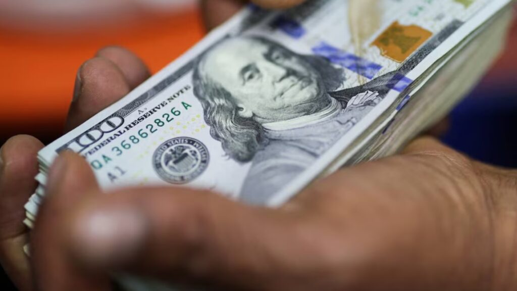 La medida adecúa la normativa bancaria a la Ley de Modernización Laboral y permite que las remuneraciones se acrediten tanto en pesos como en dólares estadounidenses.