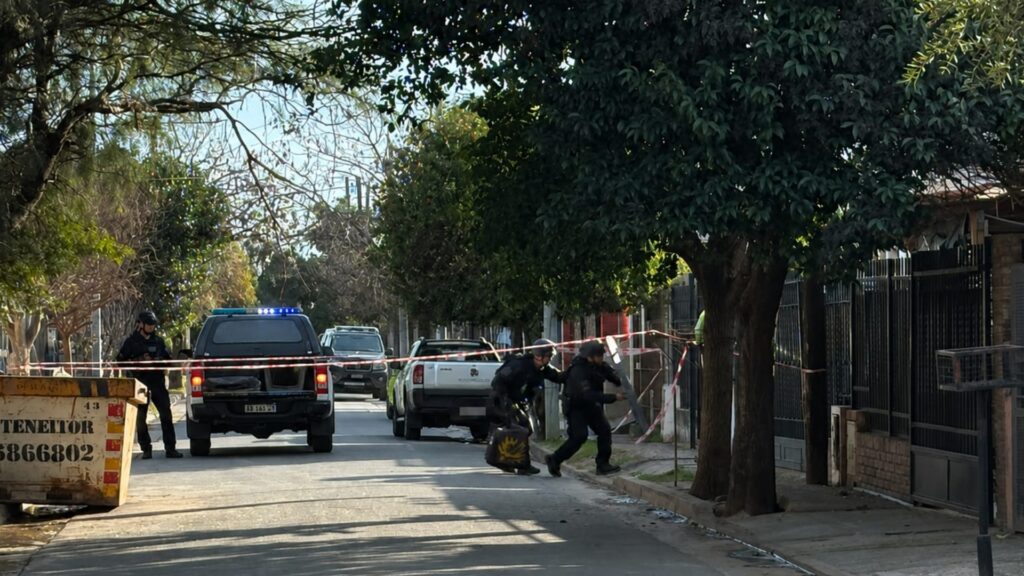 Una mujer encontró el artefacto mientras realizaba tareas de limpieza en barrio René Favaloro Sud. La Brigada de Explosivos intervino y secuestró el elemento para su análisis.