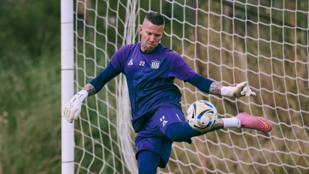 Tras 11 años en el club y consolidarse como el gran capitán albiazul, el arquero se marchará al equipo dirigido por Rogerio Ceni. La T recibirá más de un millón de dólares y aceptó una cifra menor al valor de su pase como gesto de gratitud por su trayectoria histórica.
