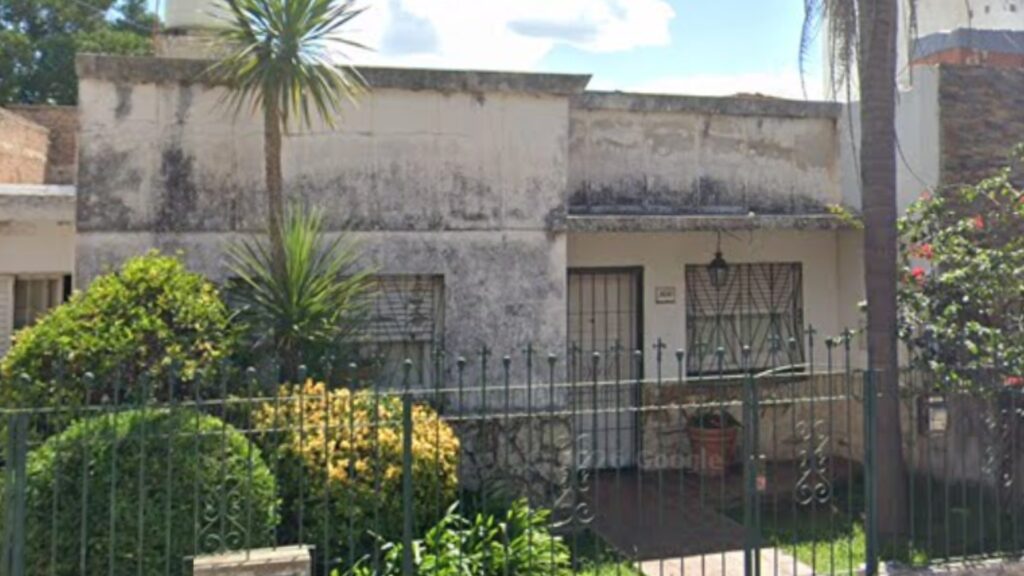 La víctima fue encontrada sin vida en su casa de barrio Ameghino Sur luego de que un vecino alertara por su ausencia y un fuerte olor a gas. La Justicia investiga el caso y busca pistas para identificar al responsable.
