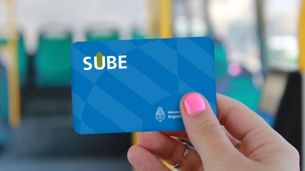 La bonificación del 55% para sectores vulnerables continuará vigente, pero se calculará sobre tarifas de referencia fijadas por Nación y no sobre el valor real de los boletos. La medida podría disminuir el beneficio efectivo ante futuros aumentos del transporte.