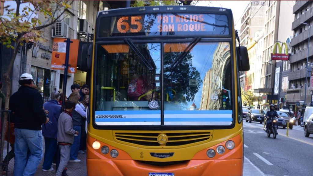 La Municipalidad de Córdoba informó cómo funcionarán el transporte urbano y los principales servicios durante el jueves 9 de julio y el viernes 10. Los colectivos circularán con frecuencia de domingo durante el feriado y de sábado durante el día no laborable puente