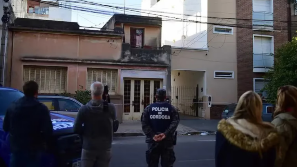 La medida se realizó en la vivienda de Juan del Campillo 878, en barrio Cofico, y fue encabezada por el fiscal Raúl Garzón. Participaron las distintas partes de la causa