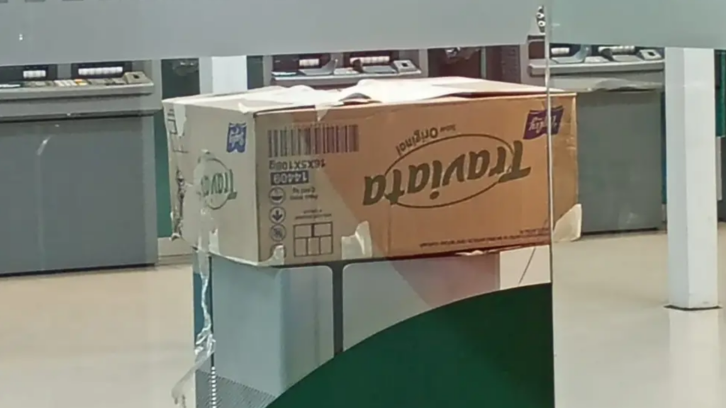 Una caja abandonada en los cajeros automáticos de un banco activó un operativo de la Brigada de Explosivos en barrio Ejército Argentino. Al abrirla, los especialistas encontraron únicamente fragmentos de vidrio