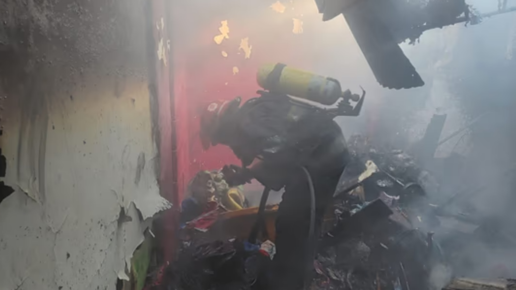 Dos niños de 13 y 4 años fueron rescatados de un incendio en una vivienda de barrio La Maternidad, en la ciudad de Córdoba. Una vecina que ingresó para auxiliarlos debió ser trasladada al Hospital San Roque por inhalación de monóxido de carbono.