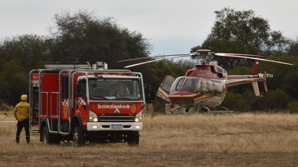 Un amplio operativo fue desplegado para retirar a las siete víctimas del accidente aéreo ocurrido en Ischigualasto. La falta de caminos y las características del terreno obligan a los rescatistas a avanzar a pie