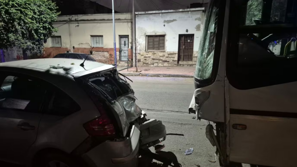 Un colectivero se descompensó mientras manejaba en barrio Pueyrredón, en la ciudad de Córdoba, y chocó contra una camioneta Ford Ranger y un Citroën C4 que estaban estacionados sobre calle Félix Frías al 1400. La unidad circulaba sin pasajeros y el chofer fue trasladado a un nosocomio privado