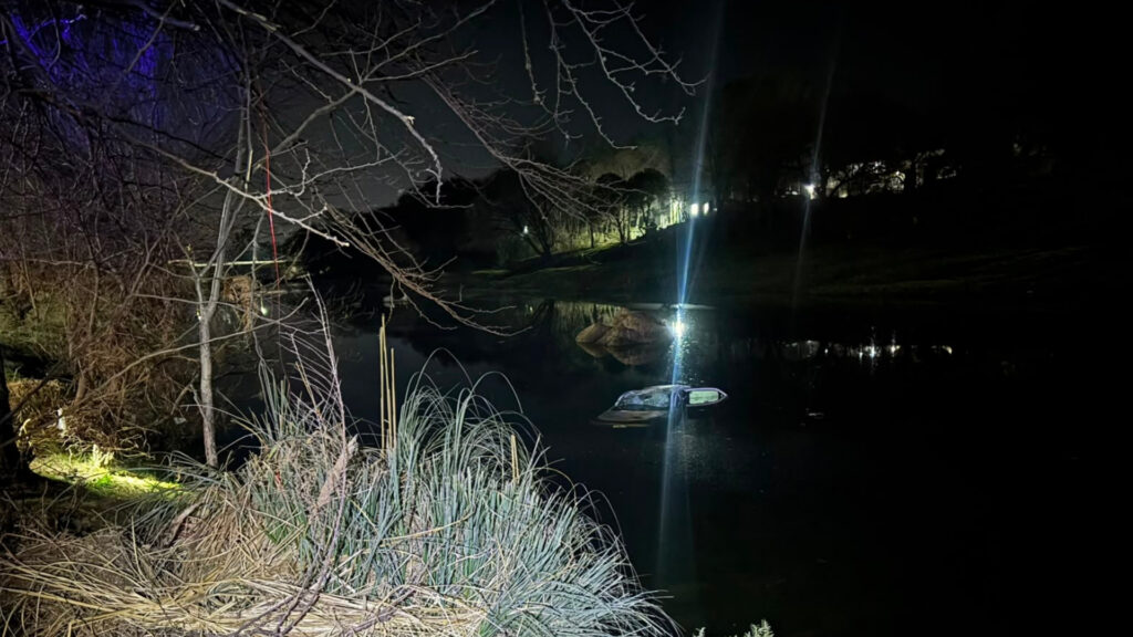 El vehículo era ocupado por tres jóvenes de 17 años. Dos lograron salir por sus propios medios, mientras que el tercero quedó sobre una piedra y pidió auxilio en medio de la corriente. Los tres fueron trasladados para su evaluación médica.
