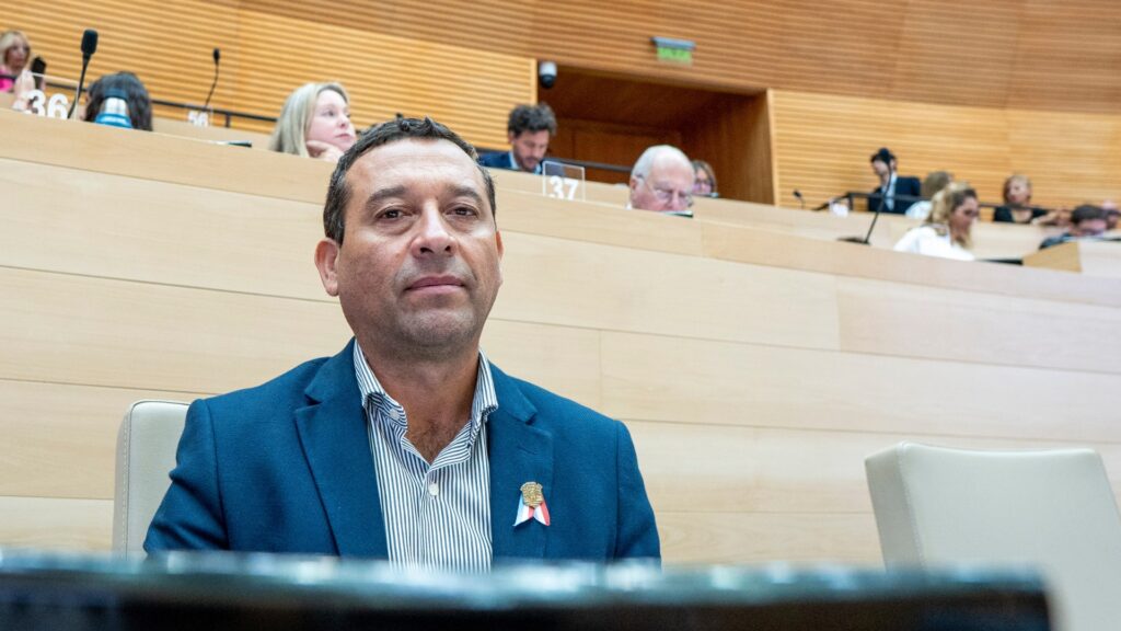 El legislador provincial del PJ solicitó apartarse temporalmente de la Unicameral luego de los cuestionamientos de la oposición por su vínculo laboral con José Villarreal, uno de los 11 detenidos en la investigación por presuntos abusos sexuales y grooming contra adolescentes en Villa de María de Río Seco.