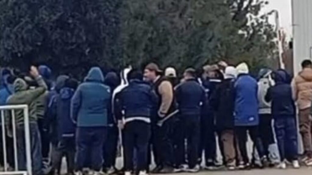 Unos 40 integrantes se presentaron para reclamar por el mal momento. Fueron atendidos por referentes del plantel, mientras Andrés Fassi recibió a exjugadores antes del asado de comunión previo al partido con Rosario Central.