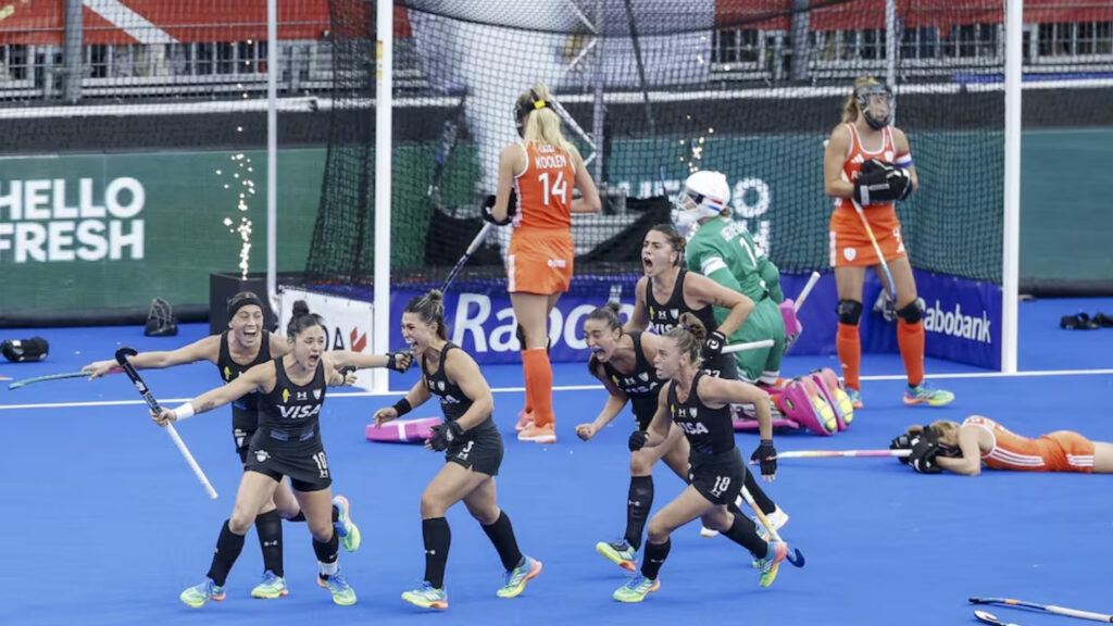 Tras empatar 1-1 en el tiempo reglamentario, Argentina se impuso 3-1 en los penales australianos ante Países Bajos y volvió a levantar la Copa del Mundo después de 16 años.