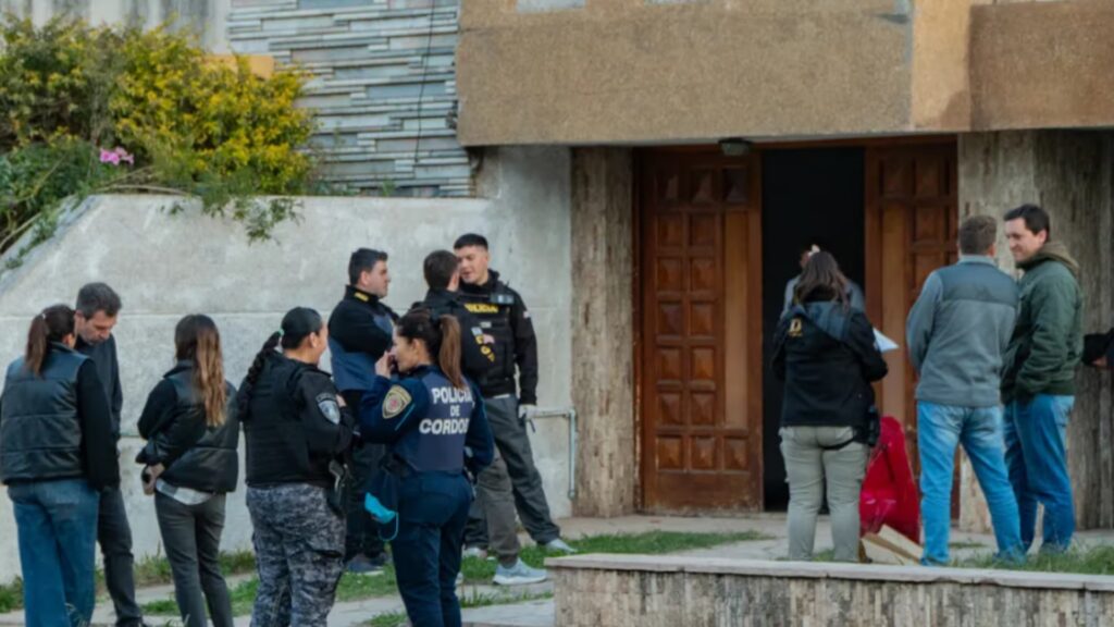 El hombre, de 87 años, fue encontrado en el patio de una vivienda ubicada a cinco cuadras de su domicilio. Por el crimen fueron detenidos dos hombres, de 34 y 53 años, que quedaron imputados por homicidio.
