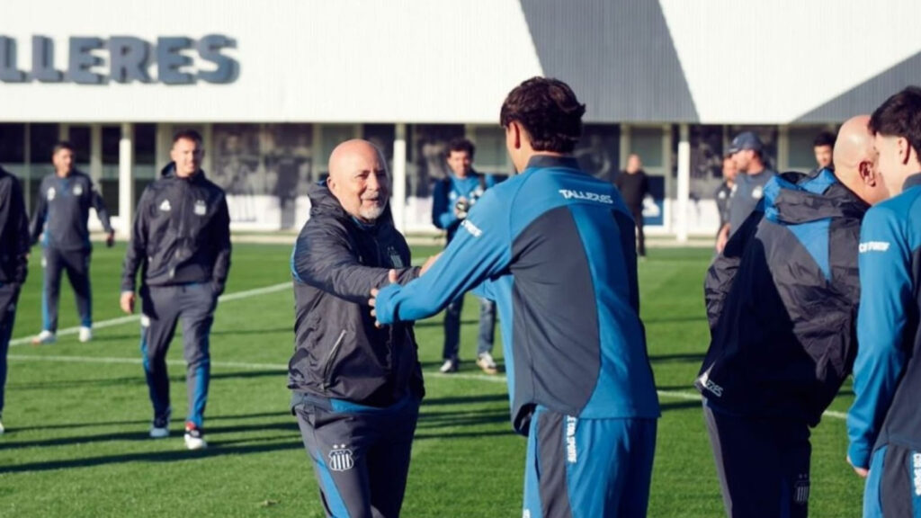 La directiva albiazul oficializó la salida del entrenador luego de un rendimiento deportivo que quedó por debajo de las expectativas, dejando al equipo en el último puesto de su zona.