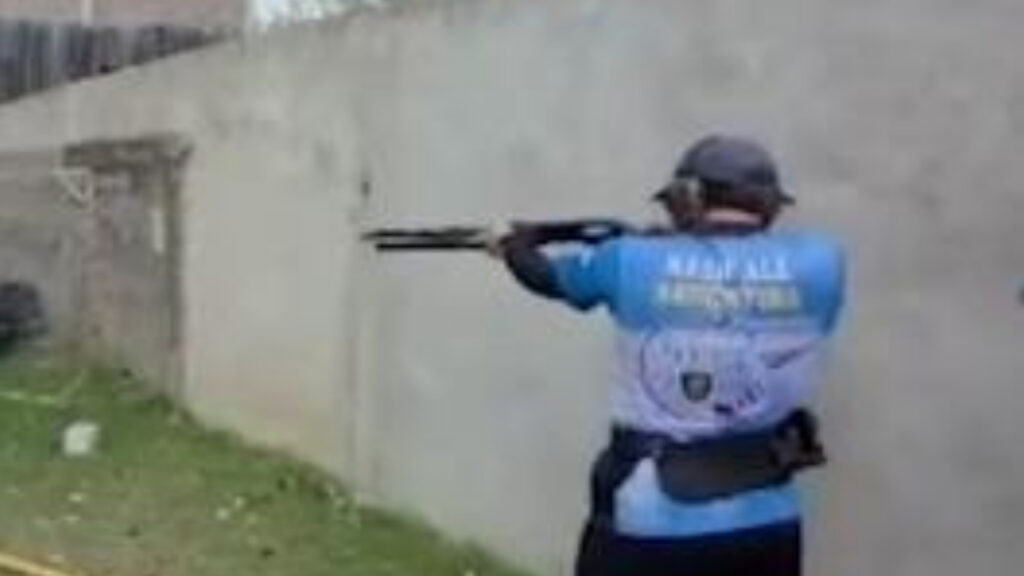 Su familia asegura que el joven de 16 años es un deportista de alto rendimiento de tiro práctico, que representa a la Argentina en competencias internacionales y que el armamento está registrado. Obtuvo el octavo puesto en un Mundial juvenil en Tailandia y ahora tiene previsto competir en Grecia.