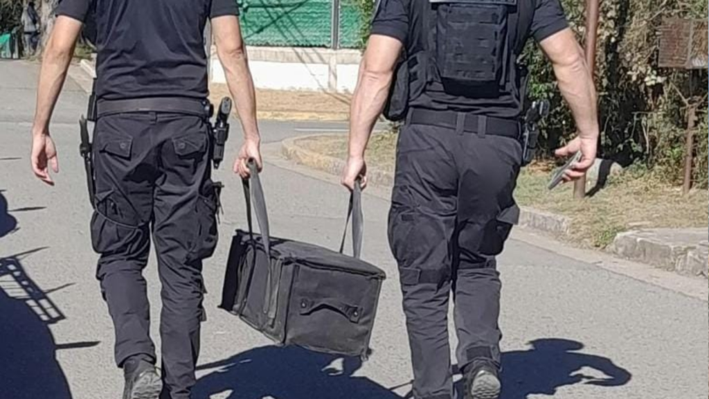 Un hombre encontró una granada de mano y un artefacto militar mientras limpiaba el garaje de la casa de su padre en Villa Allende. La Brigada de Explosivos aseguró y retiró ambos elementos