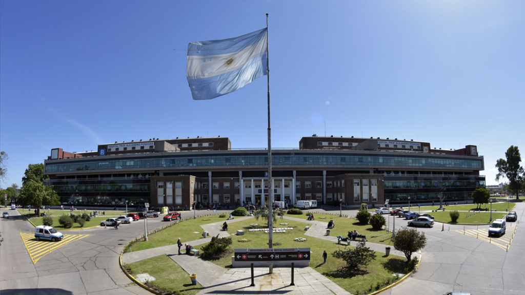 El Gobierno reglamentó el cobro de la atención habitual a extranjeros sin residencia permanente en hospitales nacionales. Las emergencias seguirán siendo atendidas sin importar la situación migratoria y los residentes permanentes conservarán el acceso en igualdad de condiciones
