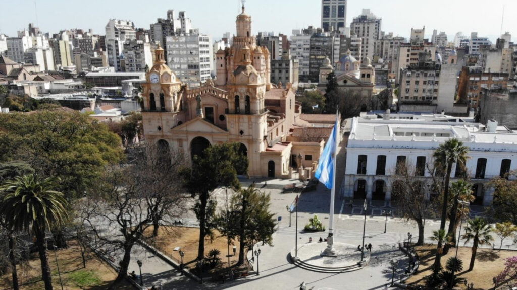 El descenso comenzará el sábado con el ingreso de viento sur. Para el domingo se esperan bajas temperaturas y una máxima cercana a los 12 grados.