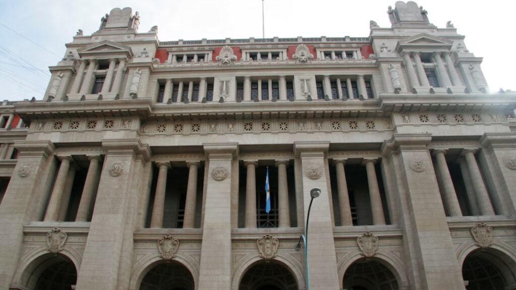 El máximo tribunal revocó una sentencia que había frenado el artículo 154 del DNU 70/2023. La decisión se basó en la falta de legitimación de quienes presentaron el amparo y no resolvió sobre la constitucionalidad de la medida.