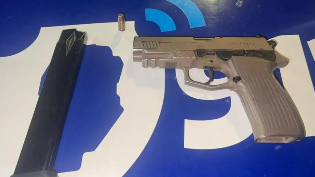 El sospechoso ingresó con una pistola calibre 9 milímetros y escapó cuando la Policía intentó detenerlo. Fue capturado poco después.