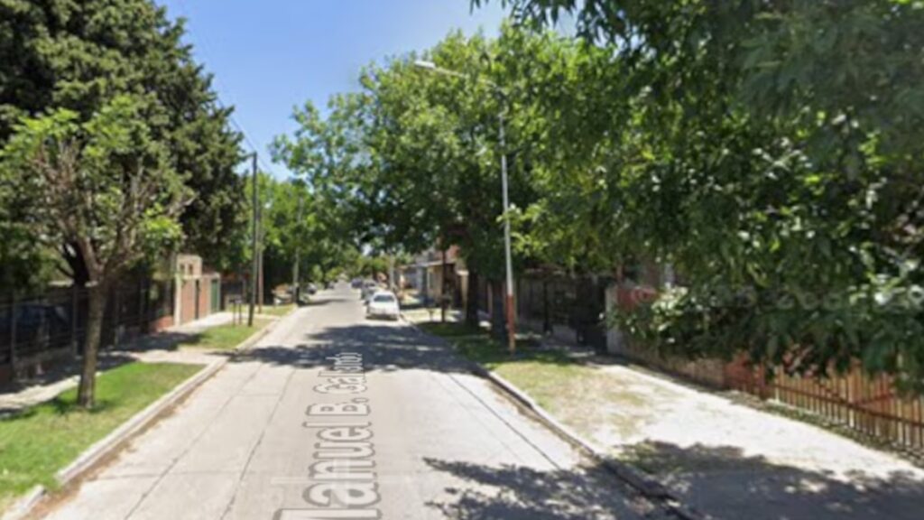 El suboficial mayor de la Policía Federal fue interceptado por dos hombres que circulaban en moto en González Catán. Hubo un intercambio de disparos y los tres resultaron heridos; uno de los sospechosos se encuentra en grave estado.