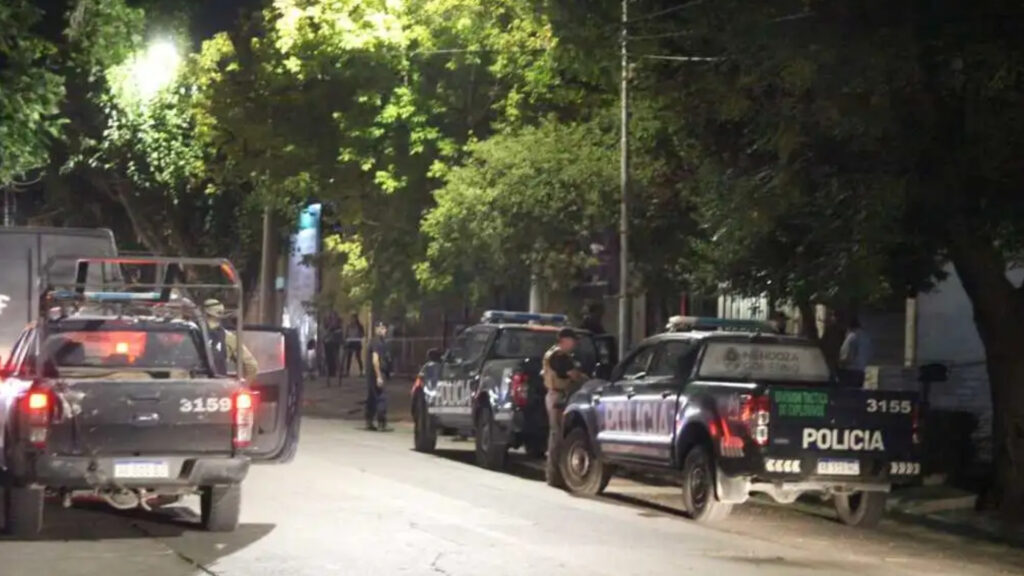 Leonel Santino Ortiz estaba en el patio de su casa cuando fue alcanzado por un disparo. Los atacantes habrían escapado en un automóvil y son intensamente buscados.