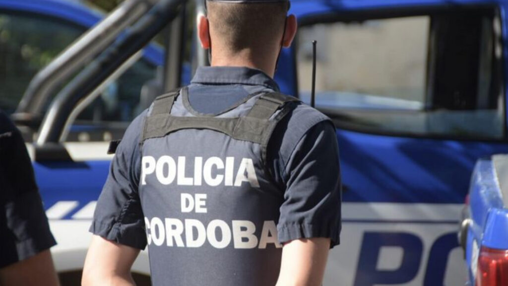 El efectivo, integrante del CAP 8, quedó imputado por asociación ilícita y tenencia ilegal de arma de guerra. En su domicilio secuestraron armas, chalecos antibalas, celulares, un handy y marihuana.