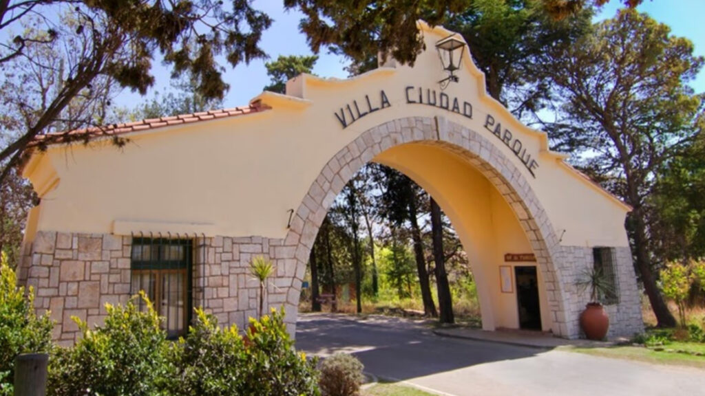 El hecho ocurrió en Villa Ciudad Parque Los Reartes. La víctima habría tropezado y caído desde unos 20 metros de altura. La Fiscalía de Río Tercero busca determinar cómo sucedió.
