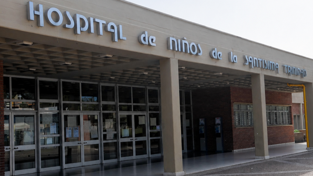 El pequeño permanece internado en el Hospital de Niños con múltiples fracturas, aunque pudo ser estabilizado y presenta algunas respuestas neurológicas. Sus padres están detenidos e imputados por lesiones graves calificadas por el vínculo.