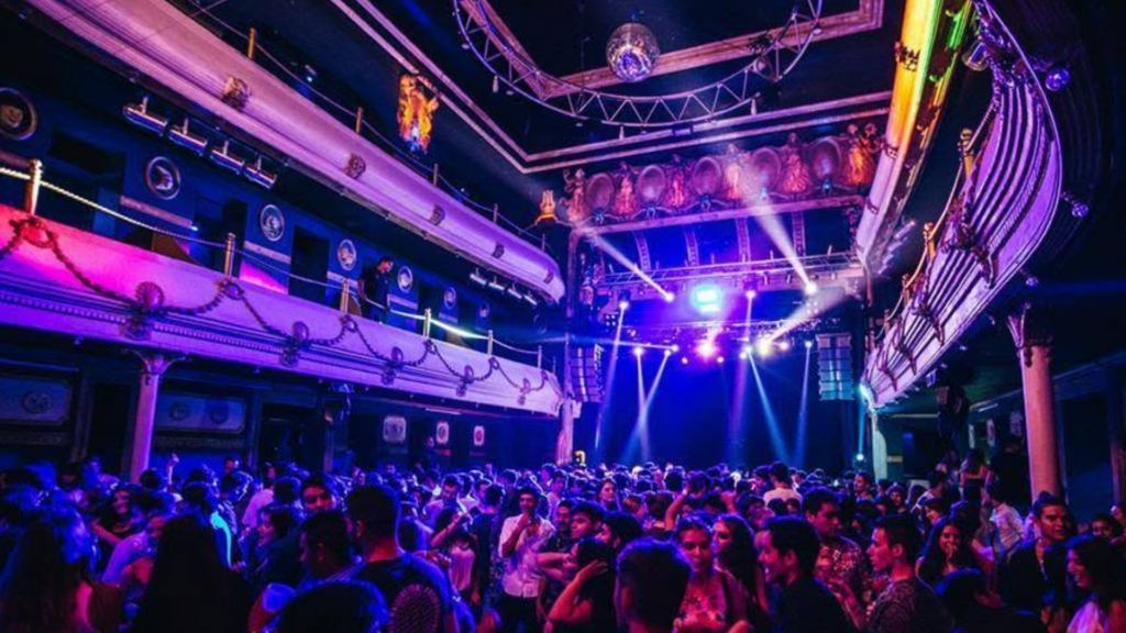 Un hombre se descompensó y murió durante una fiesta en Studio Theater. Asistentes denunciaron que la música y la atención de la barra continuaron durante horas pese a lo sucedido