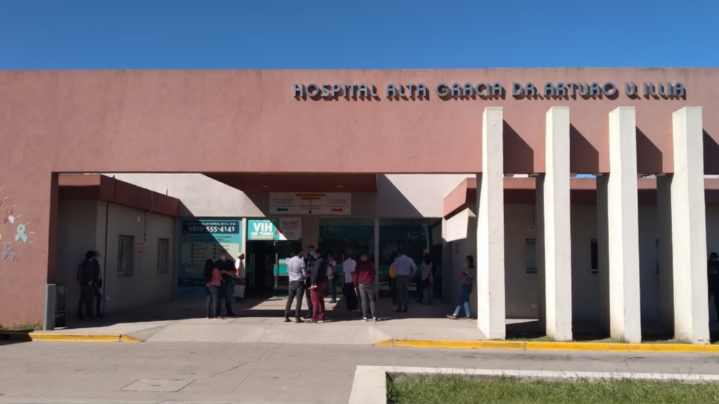 Un Fiat Cronos chocó contra una Honda XR en la que viajaban dos jóvenes en Alta Gracia. Ambas fueron hospitalizadas y una de ellas permanece en grave estado